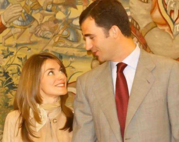 西班牙國王有多寵妻，為萊蒂齊亞彎腰撿古董胸針，如此丈夫惹人羨