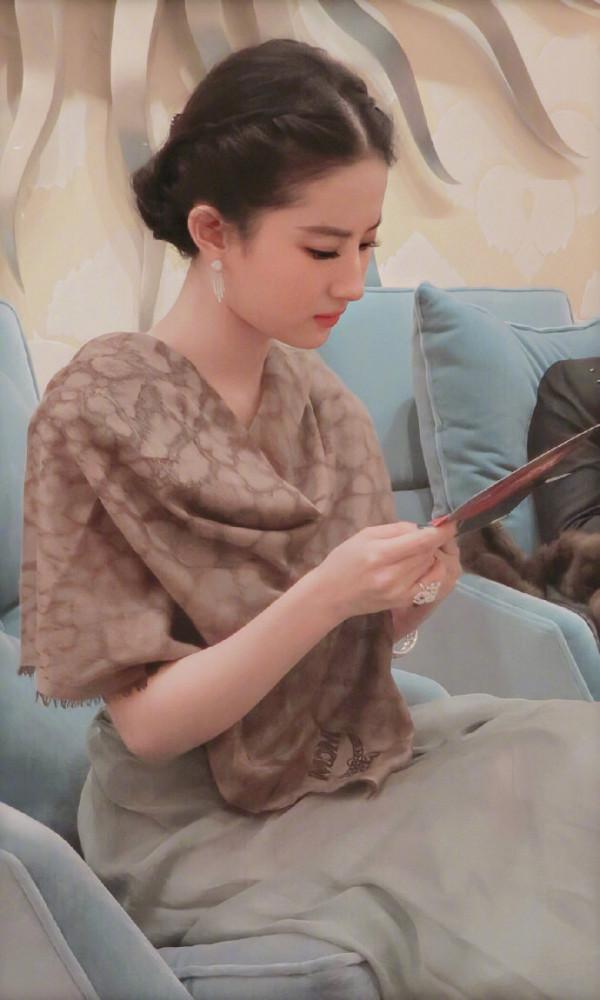 不知道以後還會不會經常看到劉亦菲了呢？太好看了，看不到可惜了