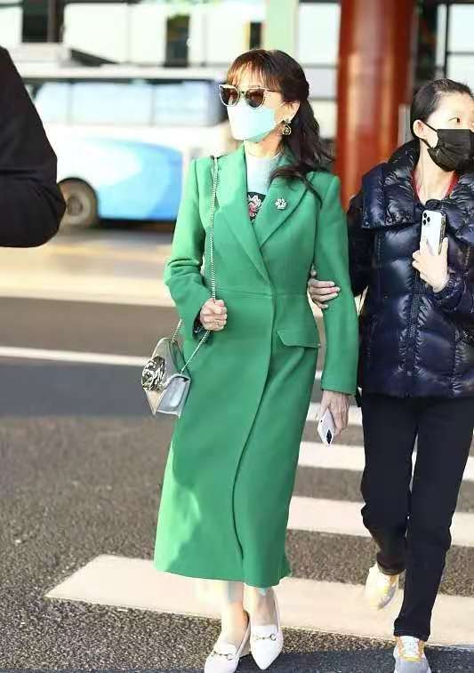 66歲的趙雅芝真時髦，穿米色大衣配&OpenCurlyDoubleQuote;洗碗&rdquo;手套，跟兒子像同齡人