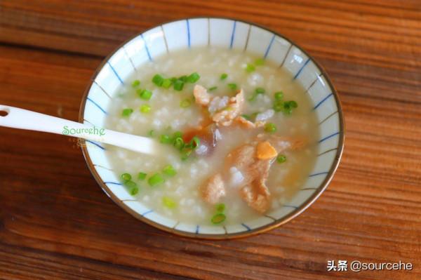 冬天了，剩飯別炒著吃，容易上火，換一種做法，熱乎乎的很養胃