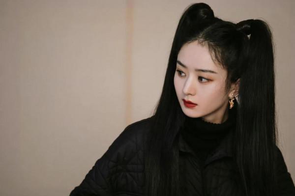 趙麗穎尼龍雙馬尾造型，化身暗夜小魔女，氣質超絕