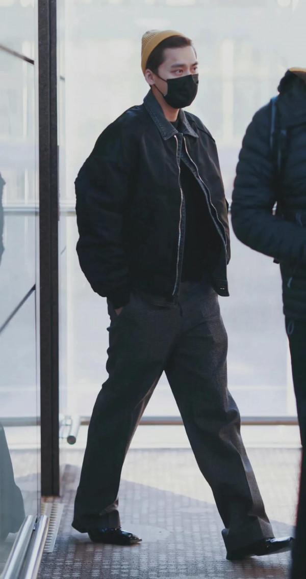李易峰機場私服，身穿皮衣套牛仔服，頭戴針織帽顯得更加可愛帥氣