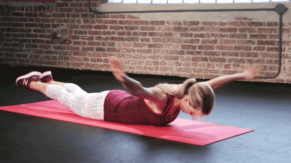 46歲佘詩曼曬瑜伽照、秀馬甲線：你的身材，出賣了你的生活層次