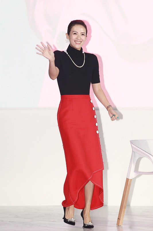 章子怡真沒有中年人的自覺,扎“少女感麻花辮”配搞怪耳飾,真嫩 章子怡真沒有中年人的自覺,扎“少女感麻花辮”配搞怪耳飾,真嫩