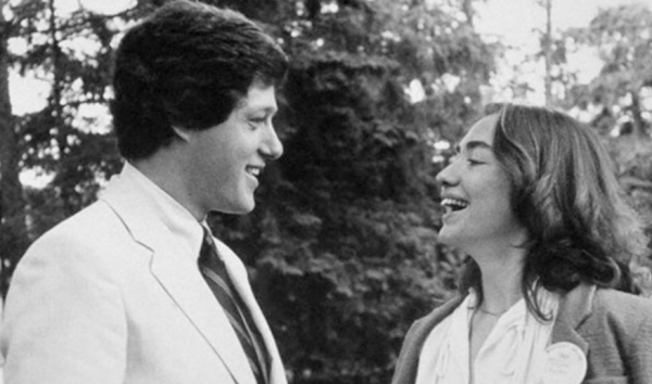 希拉里有多強勢？46年前婚禮上勾住老公脖子，克林頓在她懷裡好乖