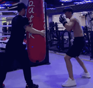 23歲小夥靠肌肉線條吸粉10萬，奶狗長相+狼狗身材，帥炸了