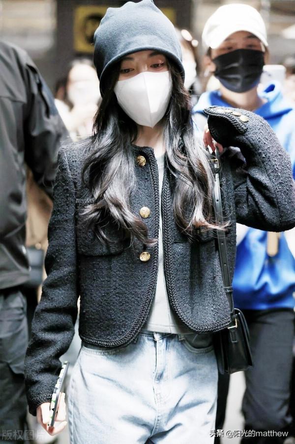 街拍：鞠婧禕小香風外套配闊腿牛仔褲拉長比例溫柔又不失帥氣