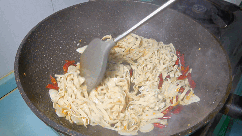 豆皮炒韭菜,最接地氣的家常菜,清淡又營養,好吃還不貴 豆皮炒韭菜,最接地氣的家常菜,清淡又營養,好吃還不貴