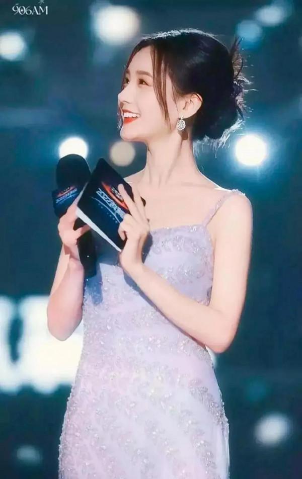 李一桐美麗大方 李一桐美麗大方