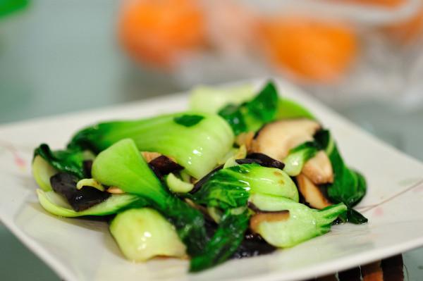 廣東人炒青菜，為啥翠綠鮮嫩不出水？其實訣竅很簡單，看完明白了