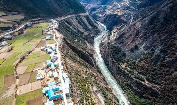 西藏與雲南交界處的懸崖村，進出道路難行，風光卻美如世外桃源