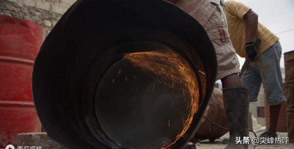 非洲父親花所有積蓄買25個鐵桶,為18歲兒子建了一間新房 非洲父親花所有積蓄買25個鐵桶,為18歲兒子建了一間新房