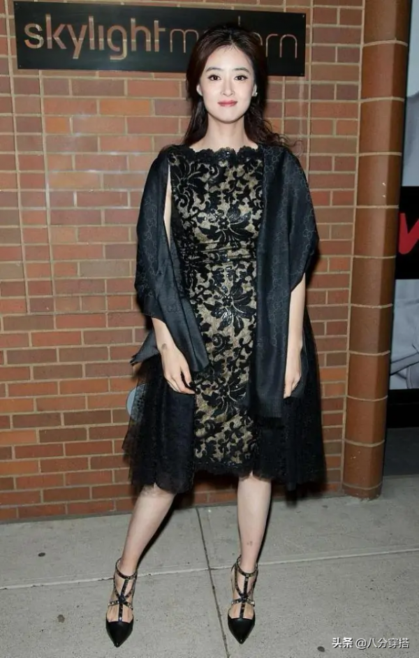 蔣欣瘦下來簡直太美了！穿黑裙配披風出鏡，同框曾黎都不輸