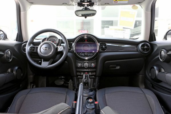 評測MINI，定位3門4座兩廂車，配1.5T渦輪引擎，燃油經濟性不錯