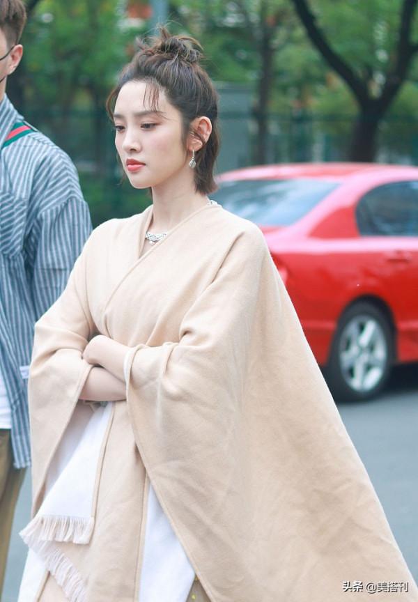 唐藝昕央視上班生圖,粉色紗裙粉色披肩甜美有氣質,少女變貴婦了 唐藝昕央視上班生圖,粉色紗裙粉色披肩甜美有氣質,少女變貴婦了