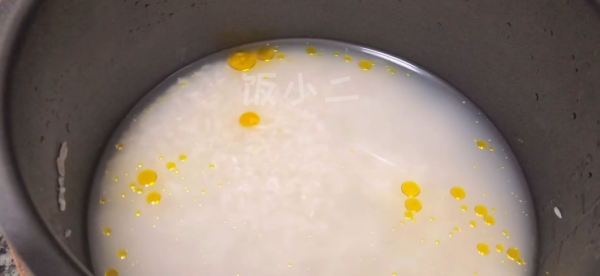 天冷，蒸米飯只會加水就錯了，飯店大廚教你一招，米飯香軟又好吃