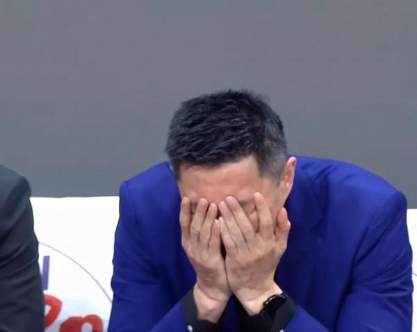 姚明現身粵蘇之戰，張明池卻助同曦打進烏龍球，杜鋒無奈掩面苦笑