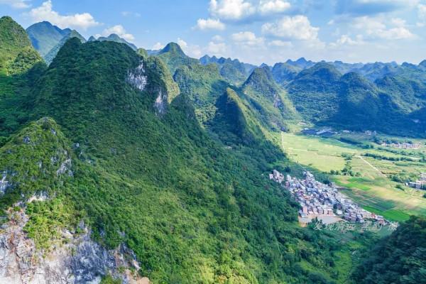 閒登廣東莫六公頂，在絕美山脊線俯瞰千座秀麗喀斯特峰叢