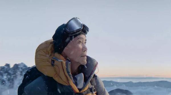 王石兩次登頂珠峰，靠的是什麼，真的是被抬上去的嗎？