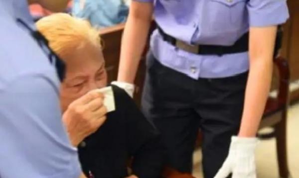 83歲老太毒殺46歲智障兒子，兒子停止呼吸後主動自首：我養不動了