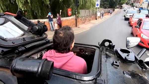 英國爸爸花2萬英鎊購買前陸軍坦克,並將其用於計程車服務 英國爸爸花2萬英鎊購買前陸軍坦克,並將其用於計程車服務