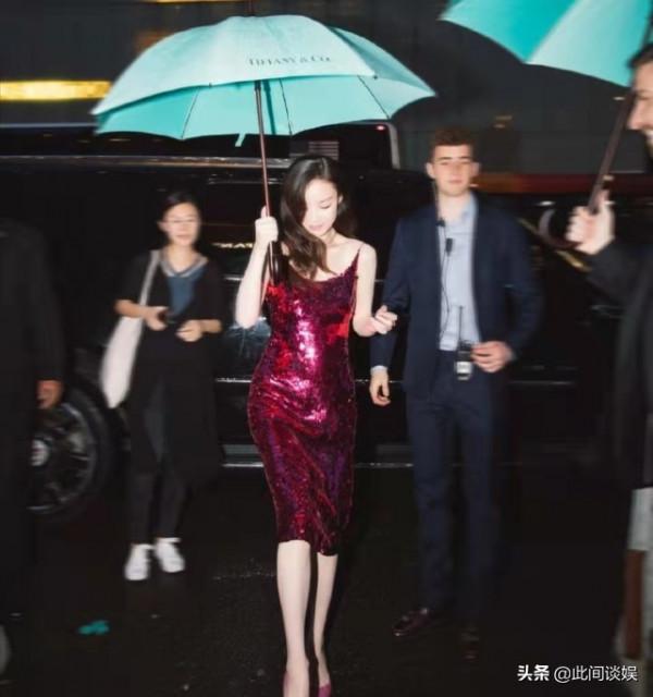 五位女藝人撐傘照，劉亦菲有書香氣，倪妮風情萬種