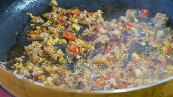 天冷犯懶就饞這一鍋！隨手一燜超下飯，一鍋搞定全家人晚餐，省心