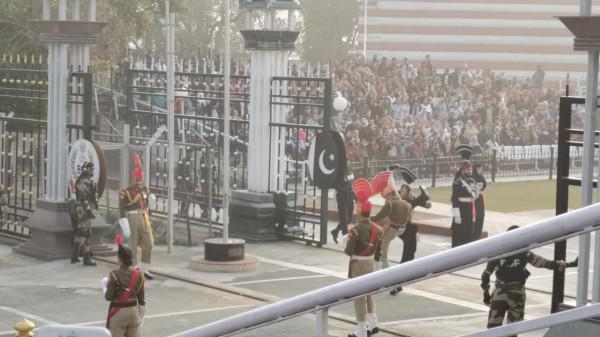 一場莊嚴，滑稽，充滿戲劇性的降旗儀式