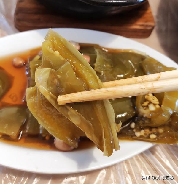 吃飯之前先領桌布自己鋪上,3塊錢肉汁辣椒和免費酸菜湯都不錯 吃飯之前先領桌布自己鋪上,3塊錢肉汁辣椒和免費酸菜湯都不錯