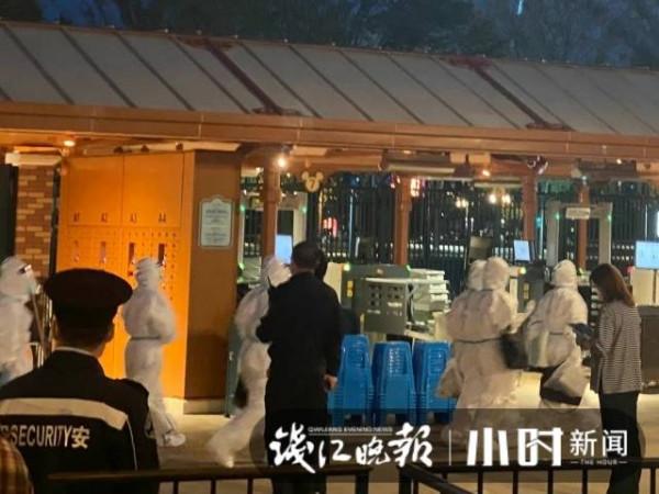 小時連線｜上海迪士尼暫時關閉的這一夜，我看到醫護人員的隊伍比煙花更震撼