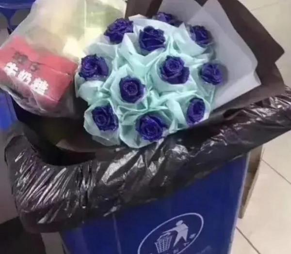情人節過後，躺在垃圾桶裡的鮮花，是一個個不為人知的故事