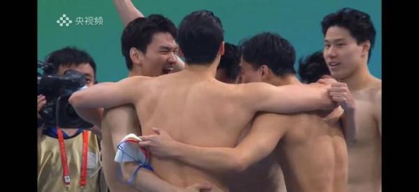 再奪4×200米混合泳接力金牌，一晚三賽半小時兩金，汪順堪稱泳池鐵人