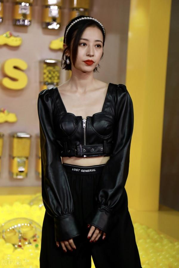 周雨彤小姐姐出席活動，冷豔迷人
