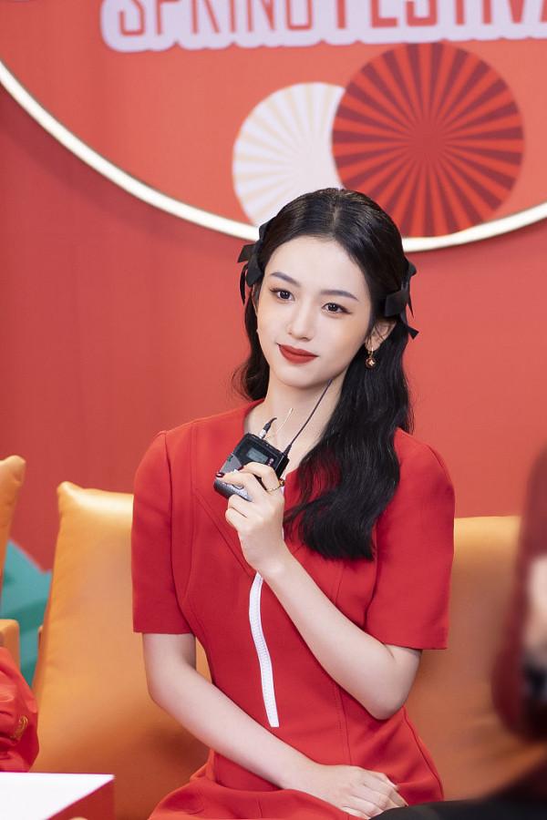 周也亮相2022湖南衛視春晚 典雅紅裙明媚動人