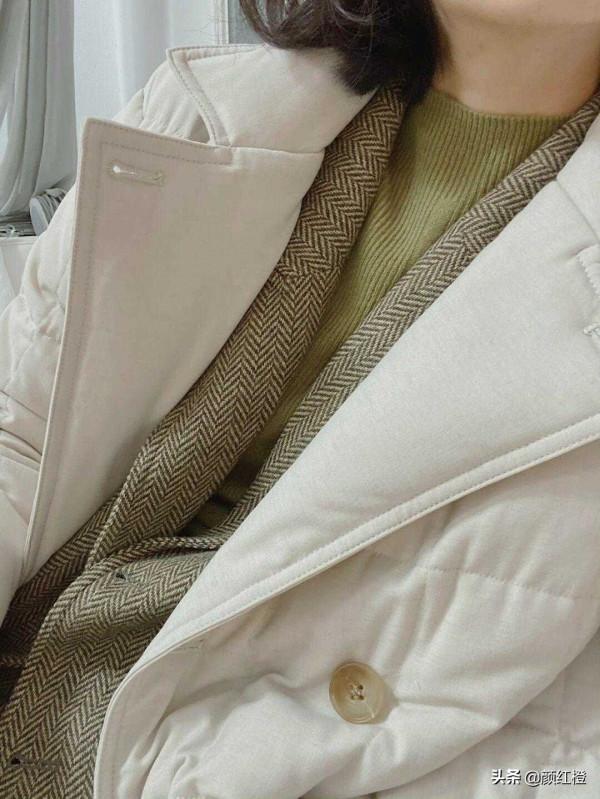 今年火了一種穿法叫“西服套裝+羽絨服”，幹練利落又實用，太美