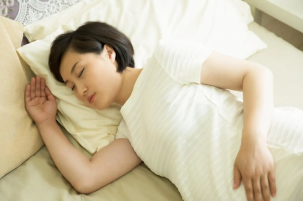 懷孕別死守“左側睡”教條，只有兩種睡姿要避免，其餘舒適就好