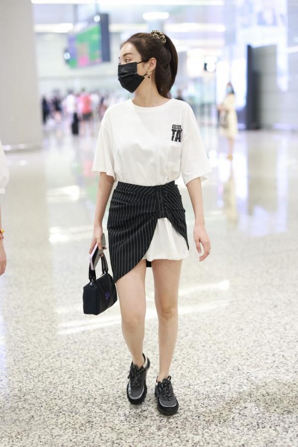 鄭合惠子這樣穿真養眼，吊帶衫+格子褲文藝隨和，還打造出好身材