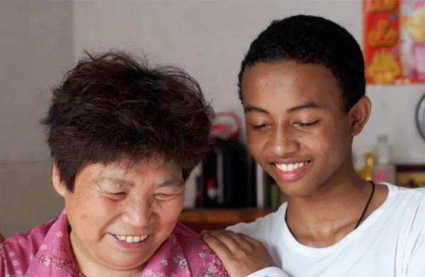 11年前，浙江農村奶奶收養了一個黑人小男孩巴比，如今怎麼樣了？