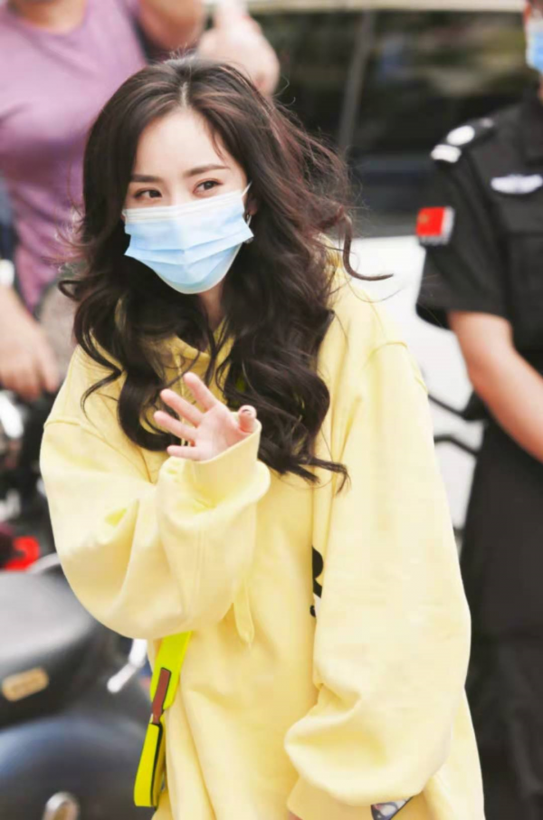 楊冪真厲害,35歲穿運動套裝配毛線帽像個大學生,果真是逆生長 楊冪真厲害,35歲穿運動套裝配毛線帽像個大學生,果真是逆生長