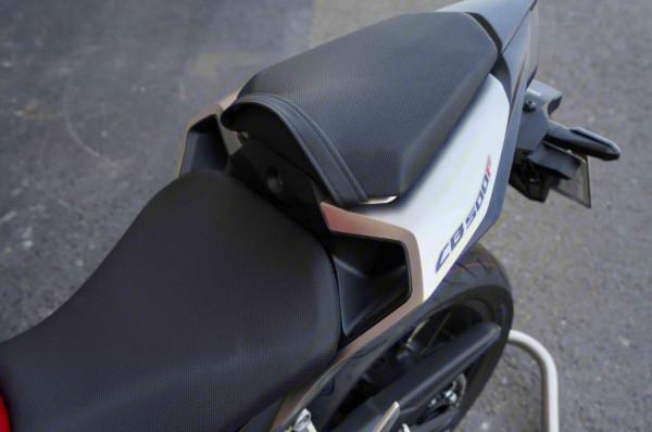 本田進口街車,雙缸引擎50.3馬力,油箱17.1L,爬山路很穩 本田進口街車,雙缸引擎50.3馬力,油箱17.1L,爬山路很穩