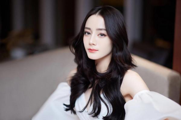 熱巴美出圈的禮服造型