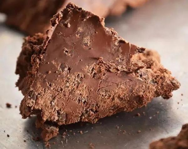 讓巧克力變成彩虹色，靠的不是色素，而是物理