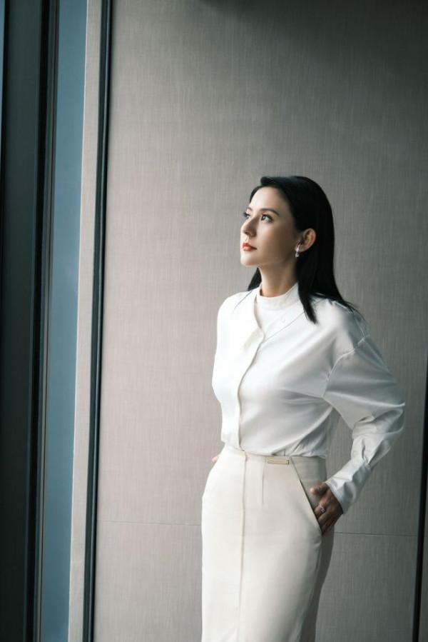 熱依扎難得認真打扮一回,襯衫疊穿配半裙,知性還帶點異域風情 熱依扎難得認真打扮一回,襯衫疊穿配半裙,知性還帶點異域風情