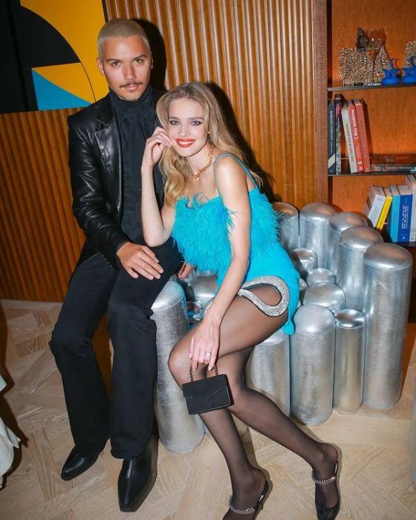 LV太子妃素顏和丈夫秀恩愛，39歲狀態很自然，看不出是五個娃的媽