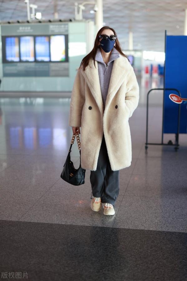 街拍：弦子米色毛絨大衣+休閒褲+CHANEL手提包溫暖時髦