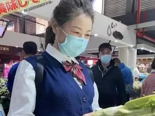 “制服奶奶”買菜被拍，68歲穿得像18歲，卻無懼流言：我穿衣自由