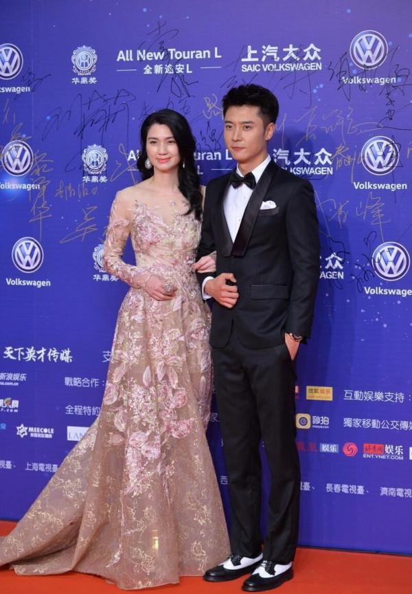 無濾鏡的洪欣有50歲的感覺，和老公同框似兩代人，但優雅絲毫不減