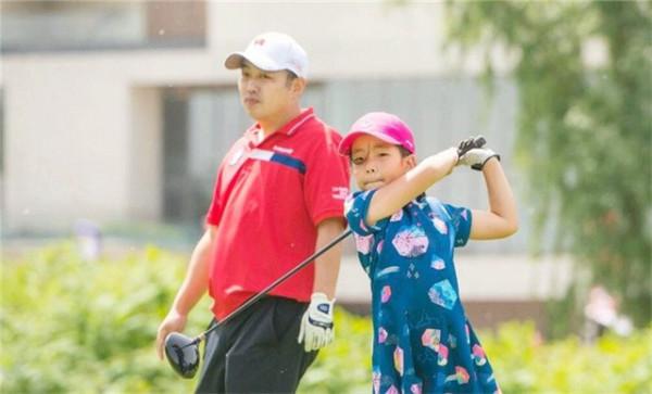劉國樑女兒打高爾夫7歲奪冠，8歲獲兩位數獎牌，幾乎沒有對手