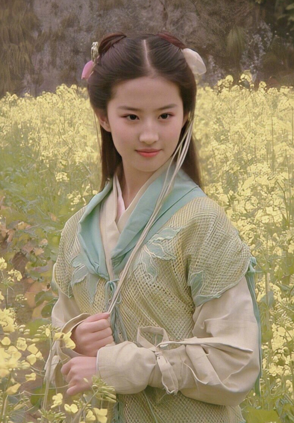 34歲劉亦菲逛商場被偶遇！無濾鏡面板仍吹彈可破，衣品卻一言難盡