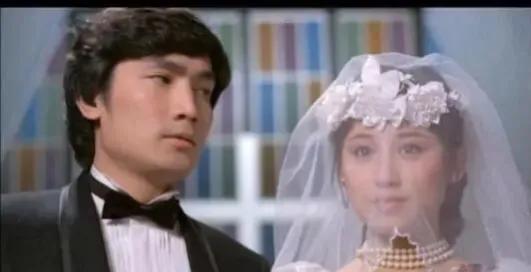 悲慘的她差點被丈夫用刀砍死，還被丈夫家暴劃傷臉導致毀容